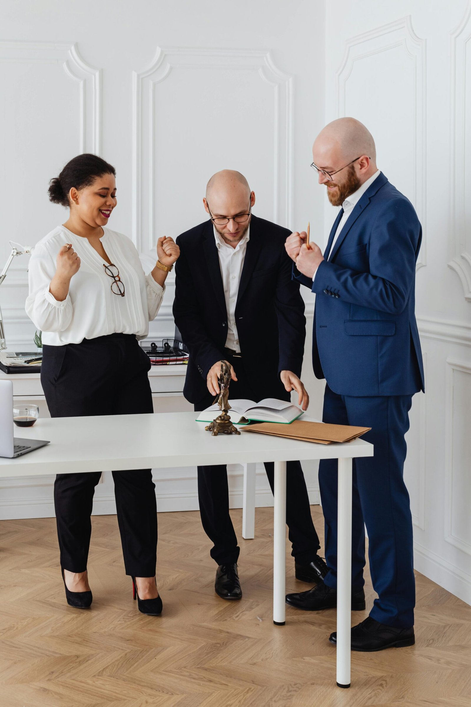Consultores celebrando resultados